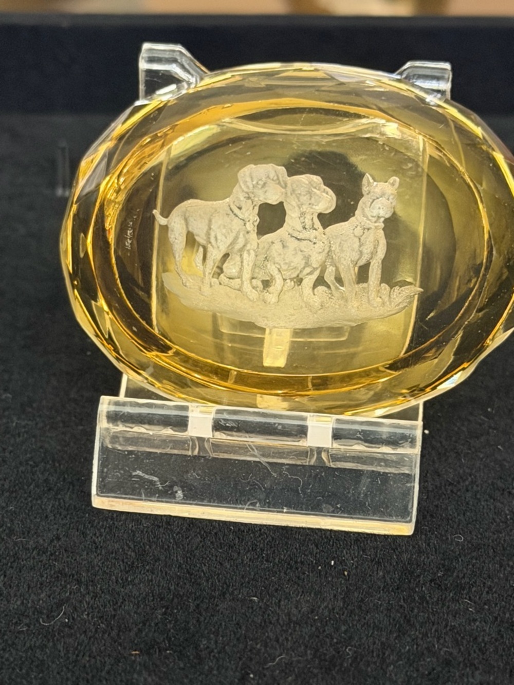 Vintage 1920-40s Bohemian Amber Glass Intaglio Salt Cellar Trio of Dogs - Picture 5 of 10